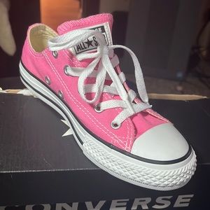 Girls new Converse sz. 2